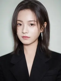 何思怡（李庚希饰演）